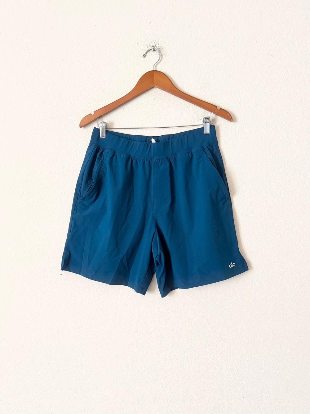 Alo yoga MEDIUM Repetition 7” pocketed shorts in blue